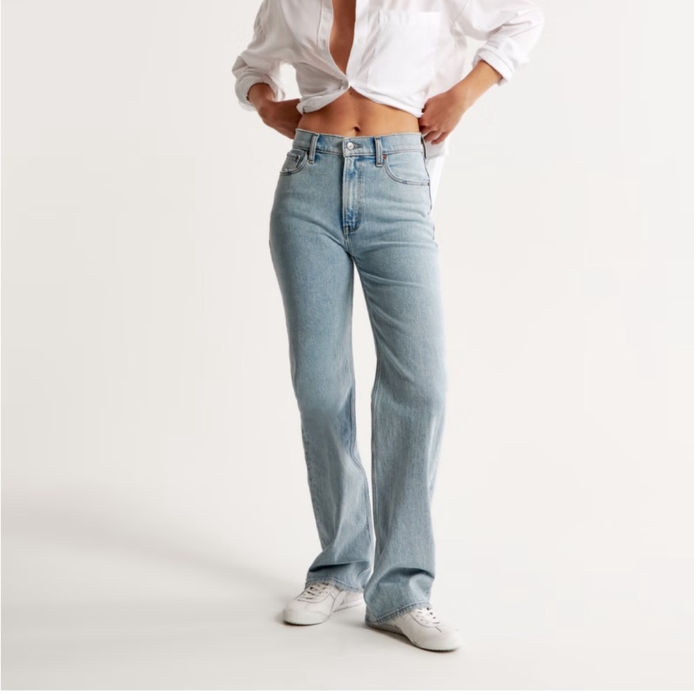 A&F the 90’s relaxed high rise Jean in light wash